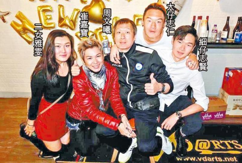 51歲的崔嘉寶笑言現時仔大女大,她大可考慮復出。大仔周志仁跟父親一樣愛足球,去年成為足球員踢港超聯。崔嘉寶前晚為撐好友鍾淑慧,在大馬演出慈善騷。 51歲的崔嘉寶笑言現時仔大女大,她大可考慮復出。大仔周志仁跟父親一樣愛足球,去年成為足球員踢港超聯。崔嘉寶前晚為撐好友鍾淑慧,在大馬演出慈善騷。