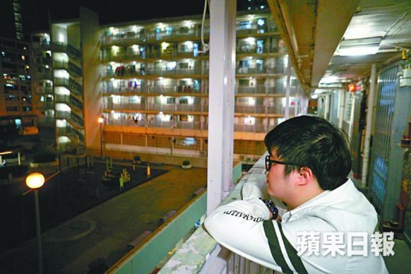 Leon 「惟有好小心花錢,每日除咗上班,就會留喺屋企,唔會跟朋友出街,或者有任何多餘消費。」阿賢「兩個人出街食飯都已經好高消費,仲要間中送禮物呢,呢啲對我嚟講真係太奢侈。」 Leon 「惟有好小心花錢,每日除咗上班,就會留喺屋企,唔會跟朋友出街,或者有任何多餘消費。」阿賢「兩個人出街食飯都已經好高消費,仲要間中送禮物呢,呢啲對我嚟講真係太奢侈。」