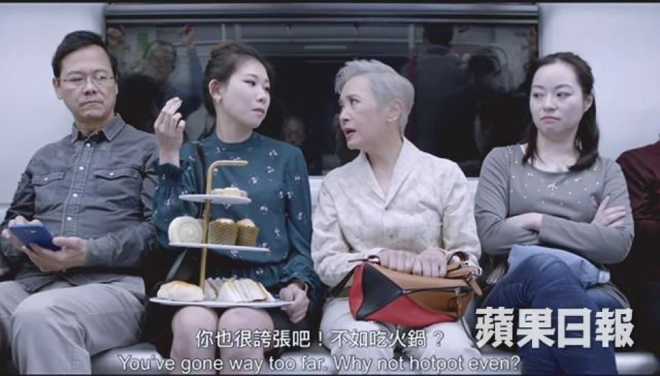 葉德嫻(右二)早前為運輸署拍宣傳片「寸爆」缺德乘客。資料圖片 葉德嫻(右二)早前為運輸署拍宣傳片「寸爆」缺德乘客。資料圖片