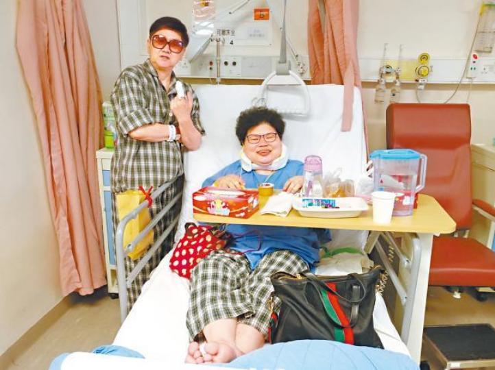 鍾珍妮(右)常出入醫院,有次鍾媽媽不適入院,母女竟留醫同一病房。 鍾珍妮(右)常出入醫院,有次鍾媽媽不適入院,母女竟留醫同一病房。