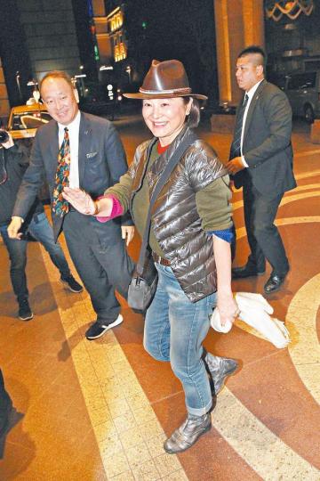 林青霞昨日以一身牛仔裝現身台北。台灣《蘋果日報》林青霞和富商老公邢李㷧結婚逾25年,婚變傳聞一直不斷。資料圖片 林青霞昨日以一身牛仔裝現身台北。台灣《蘋果日報》林青霞和富商老公邢李㷧結婚逾25年,婚變傳聞一直不斷。資料圖片
