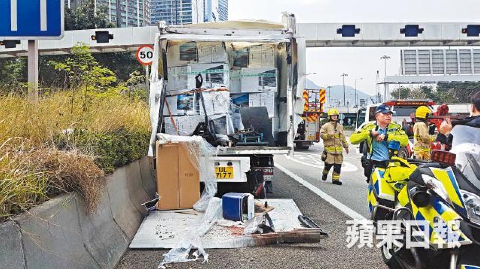 涉事貨車被撞至尾板甩脫,部份貨物跌出。 涉事貨車被撞至尾板甩脫,部份貨物跌出。