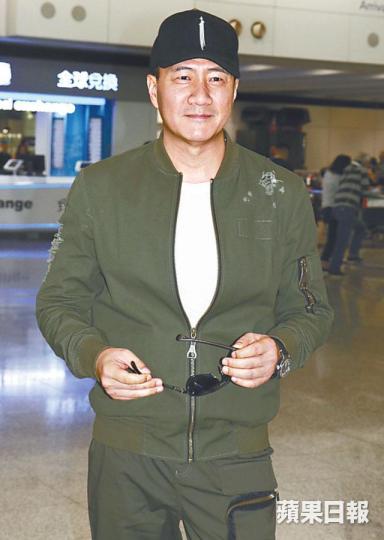 胡軍昨日來港,後日將與妻女同台演出舞台劇。 胡軍昨日來港,後日將與妻女同台演出舞台劇。