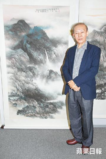 資深演員陳勉良噚日開畫展,佢話唔捨得賣身後呢幅6呎高嘅山水畫。陳勉良嘅畫作大多數都係山水畫。 資深演員陳勉良噚日開畫展,佢話唔捨得賣身後呢幅6呎高嘅山水畫。陳勉良嘅畫作大多數都係山水畫。