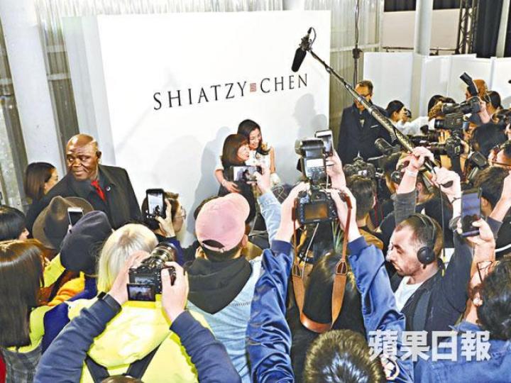 完騷後,楊紫瓊(右)與品牌設計總監王陳彩霞合照。56歲楊紫瓊穿上優雅白裙狀態大勇,延續早前出席奧斯卡(右圖)的艷光。資料圖片陳瀅首次到巴黎睇騷,大開眼界。連走幾場的徐濠縈(左),透露正準備開新店,主打時尚女裝波鞋。桂綸鎂穿上黑色禮服向Karl Lagerfeld致敬。 完騷後,楊紫瓊(右)與品牌設計總監王陳彩霞合照。56歲楊紫瓊穿上優雅白裙狀態大勇,延續早前出席奧斯卡(右圖)的艷光。資料圖片陳瀅首次到巴黎睇騷,大開眼界。連走幾場的徐濠縈(左),透露正準備開新店,主打時尚女裝波鞋。桂綸鎂穿上黑色禮服向Karl Lagerfeld致敬。