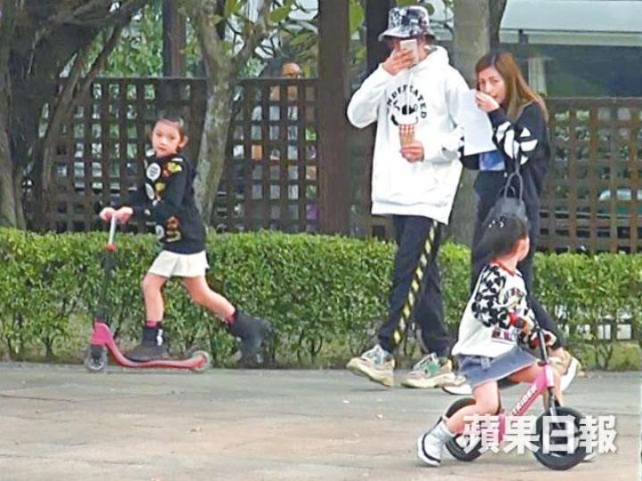 【各有各忙】陸永與老婆Reina日前帶兩個囡囡到公園玩,不過兩人卻不斷做低頭族撳電話。DV圖片【前後包抄】陸永跟老婆一前一後,睇實兩個可愛囡囡。DV圖片【樂也融融】一家四口在公園遊玩後,陸永為囡囡拿着單車離開。DV圖片【睇補習社】陸永一家到九龍城後,即入商場睇補習社單張。DV圖片 【各有各忙】陸永與老婆Reina日前帶兩個囡囡到公園玩,不過兩人卻不斷做低頭族撳電話。DV圖片【前後包抄】陸永跟老婆一前一後,睇實兩個可愛囡囡。DV圖片【樂也融融】一家四口在公園遊玩後,陸永為囡囡拿着單車離開。DV圖片【睇補習社】陸永一家到九龍城後,即入商場睇補習社單張。DV圖片