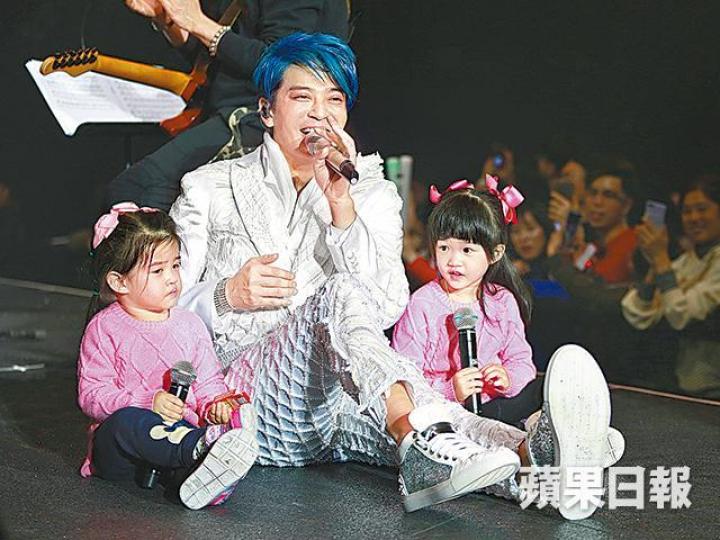 去年在澳門開騷時,東東曾帶兩個囡囡上台唱兒歌。資料圖片東東與太太在14年奉子成婚,特地回港擺酒。資料圖片 去年在澳門開騷時,東東曾帶兩個囡囡上台唱兒歌。資料圖片東東與太太在14年奉子成婚,特地回港擺酒。資料圖片