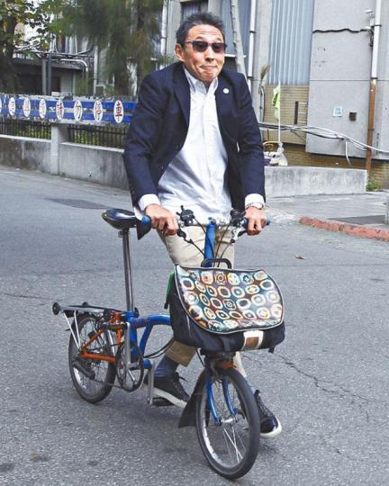 鈕承澤涉嫌的性侵案昨日首度開庭,他一臉輕鬆踏單車現身。台灣《蘋果日報》鈕承澤表示從來沒有強迫他人的意圖。台灣《蘋果日報》 鈕承澤涉嫌的性侵案昨日首度開庭,他一臉輕鬆踏單車現身。台灣《蘋果日報》鈕承澤表示從來沒有強迫他人的意圖。台灣《蘋果日報》