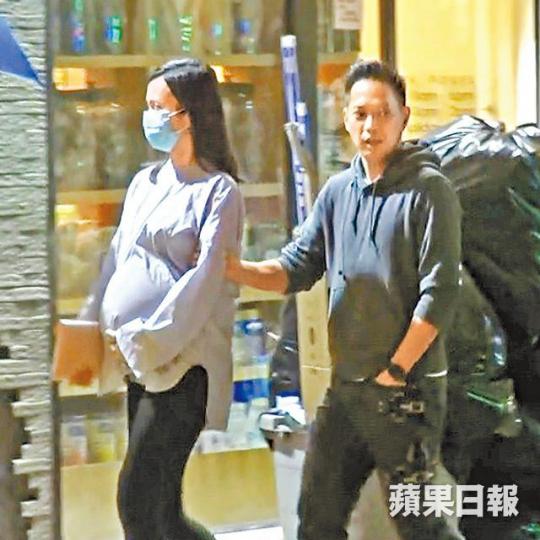 Miki老公沿路護着巨肚老婆,以防被人撞到。DV圖片Miki(左)與女友人開心講不停。 Miki老公沿路護着巨肚老婆,以防被人撞到。DV圖片Miki(左)與女友人開心講不停。
