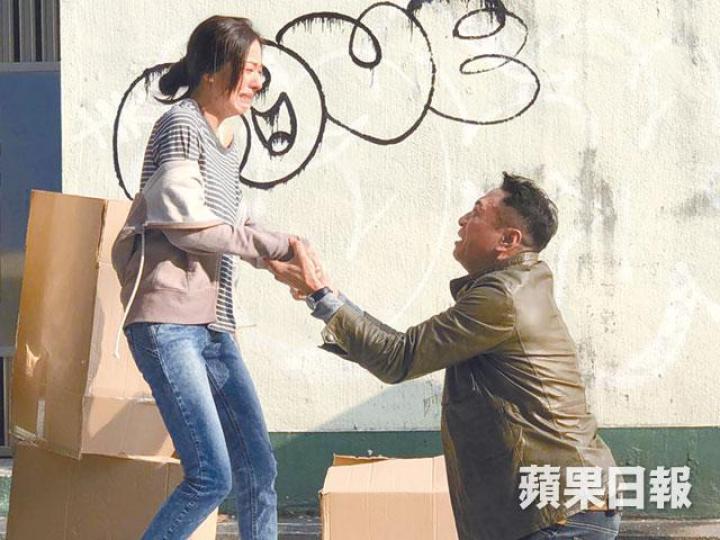 詩詠當街連環掌摑拍打黑仔。DV圖片
詩詠當街連環掌摑拍打黑仔。DV圖片