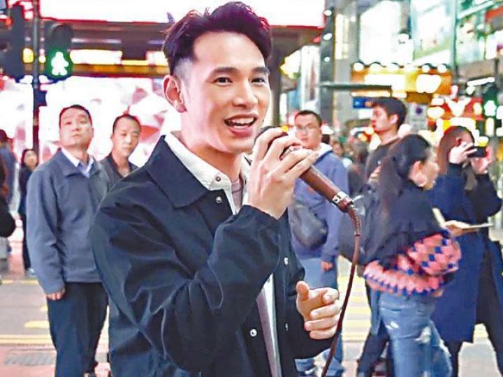 王梓軒為宣傳新歌,竟在銅鑼灣鬧市向蔡思貝示愛。蔡思貝 王梓軒為宣傳新歌,竟在銅鑼灣鬧市向蔡思貝示愛。蔡思貝