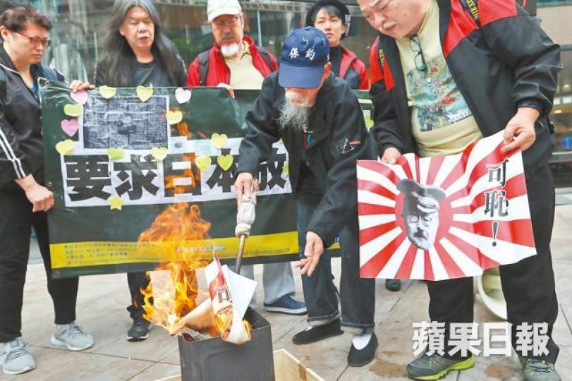 保釣成員去年在東京靖國神社外焚燒「東條英機」的道具神主牌。 保釣成員去年在東京靖國神社外焚燒「東條英機」的道具神主牌。