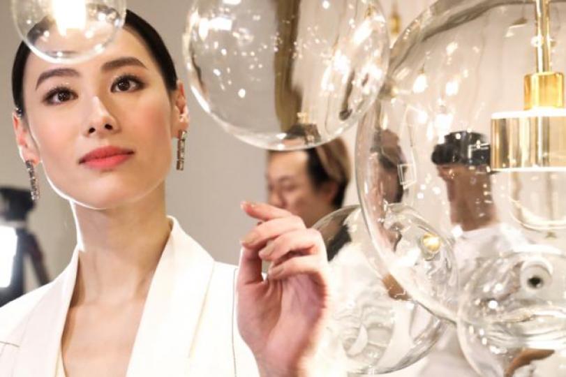 Isabella非常着重眼部護理,Clé de Peau Beauté全新推出的高效煥活眼霜及眼膜是她的不二之選。樂基兒有自己一套減肥與護膚心得,肚內BB亦健康又足磅。懷有第三胎的Cara G.對Clé de Peau Beauté全新推出的高效煥活眼霜愛不釋手。余香凝認為眼部護理是護膚程序的重要一環,要選用高效而具針對性的護眼產品。剛與老公陳奕迅從日本滑雪返港的徐濠縈,即使旅行亦會敷眼膜進行眼部護理。郭富城太太方媛上月剛宣佈懷有第二胎,亦現身支持Clé de Peau Beauté新品發佈會。 Isabella非常着重眼部護理,Clé de Peau Beauté全新推出的高效煥活眼霜及眼膜是她的不二之選。樂基兒有自己一套減肥與護膚心得,肚內BB亦健康又足磅。懷有第三胎的Cara G.對Clé de Peau Beauté全新推出的高效煥活眼霜愛不釋手。余香凝認為眼部護理是護膚程序的重要一環,要選用高效而具針對性的護眼產品。剛與老公陳奕迅從日本滑雪返港的徐濠縈,即使旅行亦會敷眼膜進行眼部護理。郭富城太太方媛上月剛宣佈懷有第二胎,亦現身支持Clé de Peau Beauté新品發佈會。