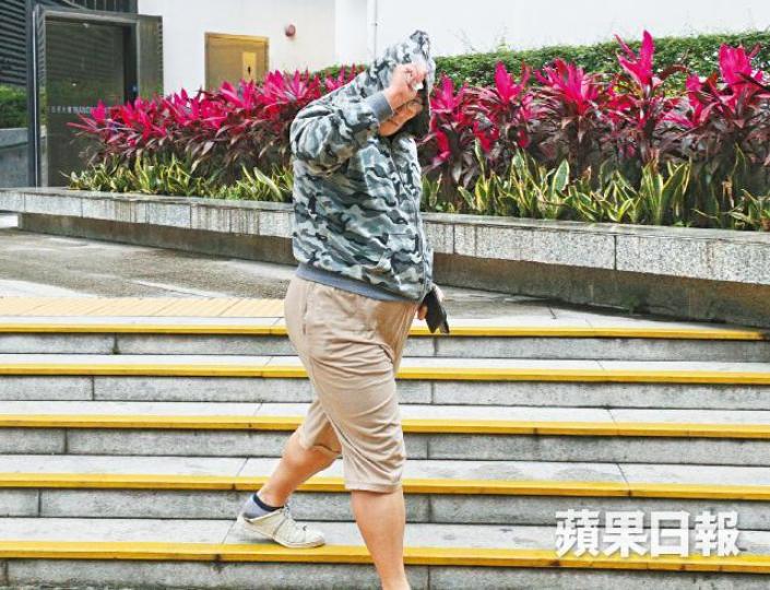 「新丁」鄭偉傑否認參加三合會社團集會罪。張志華攝 「新丁」鄭偉傑否認參加三合會社團集會罪。張志華攝