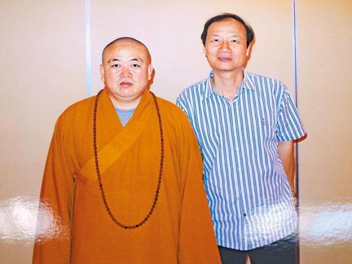 地主黃才平(右)曾與少林寺方丈釋永信合作,打算在港建寺。 地主黃才平(右)曾與少林寺方丈釋永信合作,打算在港建寺。