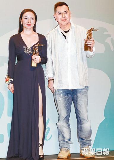 黃秋生與曾美慧孜昨日領香港電影評論學會頒發的最佳男、女演員獎。忙於拍攝《拆彈專家2》的劉德華,昨日抽空擔任頒獎嘉賓。黃秋生憑主演的《淪落人》贏最佳男演員獎。劇照電影《G殺》的演員及導演到場領獎。 黃秋生與曾美慧孜昨日領香港電影評論學會頒發的最佳男、女演員獎。忙於拍攝《拆彈專家2》的劉德華,昨日抽空擔任頒獎嘉賓。黃秋生憑主演的《淪落人》贏最佳男演員獎。劇照電影《G殺》的演員及導演到場領獎。