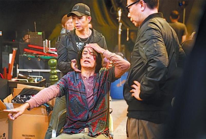 傷口不斷流血的發哥吩咐工作人員拿水替他清理傷口,更不停反過來安慰大家。發嫂見發哥受傷流血,立即上前查看老公的傷勢。有份演出的方中信和黃德斌見到發哥受傷,感到不知如何是好。 傷口不斷流血的發哥吩咐工作人員拿水替他清理傷口,更不停反過來安慰大家。發嫂見發哥受傷流血,立即上前查看老公的傷勢。有份演出的方中信和黃德斌見到發哥受傷,感到不知如何是好。