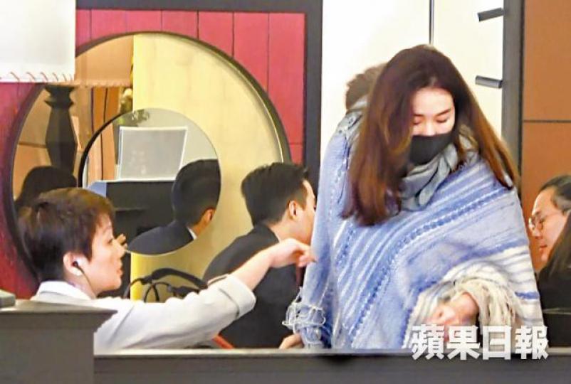 【中環】【緊張指點】陀豬B的超盈前日與四太梁安琪在中環午餐,四太對超盈甚為緊張,坐下即指點超盈換位。DV圖片【傾足一餐】超盈與四太食飯期間有傾有講,胃口也不俗。超盈過往身形纖瘦,現在陀B明顯幸福肥了不少。資料圖片超盈未婚夫Thomas為美國哈佛大學高材生。互聯網圖片超盈去年11月帶着Thomas參加朋友婚禮。資料圖片去年10月,超盈與男友Thomas到美國期間,Thomas精心佈置求婚現場。互聯網圖片 【中環】【緊張指點】陀豬B的超盈前日與四太梁安琪在中環午餐,四太對超盈甚為緊張,坐下即指點超盈換位。DV圖片【傾足一餐】超盈與四太食飯期間有傾有講,胃口也不俗。超盈過往身形纖瘦,現在陀B明顯幸福肥了不少。資料圖片超盈未婚夫Thomas為美國哈佛大學高材生。互聯網圖片超盈去年11月帶着Thomas參加朋友婚禮。資料圖片去年10月,超盈與男友Thomas到美國期間,Thomas精心佈置求婚現場。互聯網圖片