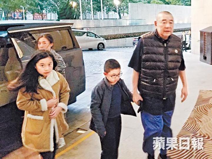 大劉一家昨日黃昏現身酒店晚膳,聲如洪鐘的他表示身體「冇事」。大劉昨午由甘比陪同下離開醫院。攝影:仇志德 大劉一家昨日黃昏現身酒店晚膳,聲如洪鐘的他表示身體「冇事」。大劉昨午由甘比陪同下離開醫院。攝影:仇志德