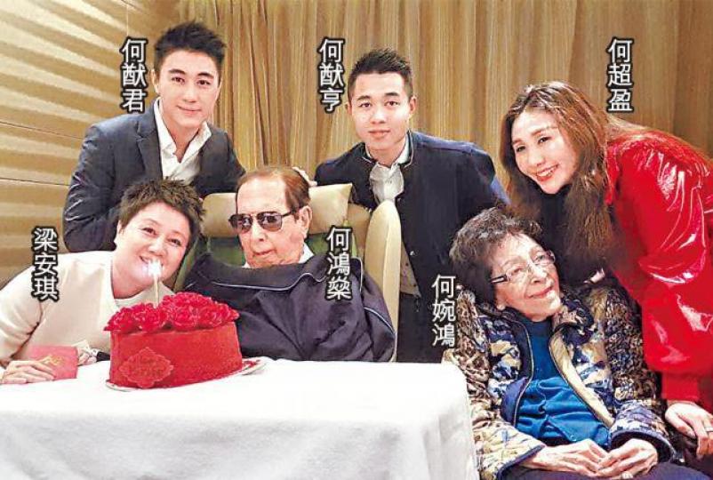 超盈雙喜臨門,賭王爸爸何鴻燊及四太等一家人都相當開心。資料圖片 超盈雙喜臨門,賭王爸爸何鴻燊及四太等一家人都相當開心。資料圖片