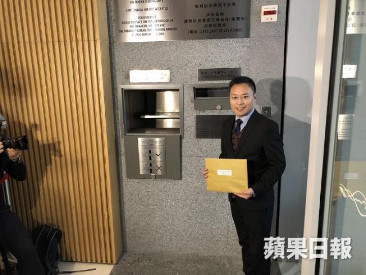 發展商代表昨向地政總署遞交標書。 發展商代表昨向地政總署遞交標書。