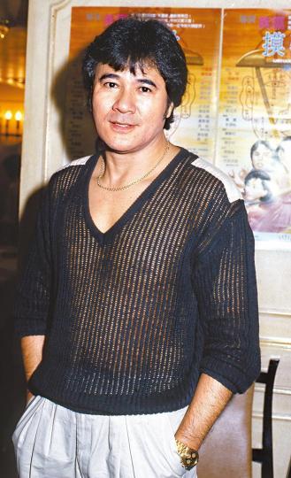 嘉倫昨在美國因腎衰竭引致併發症病逝,享年80歲。嘉倫於八十年代退出影壇,之後到美國定居。互聯網圖片嘉倫在電影《跳灰》中演探長,為觀眾留下深刻印象。劇照導演章國明指嘉倫在病榻前看到舊照,開心地笑。互聯網圖片陳欣健得悉嘉倫病逝,感到可惜。《大丈夫》劇照 嘉倫昨在美國因腎衰竭引致併發症病逝,享年80歲。嘉倫於八十年代退出影壇,之後到美國定居。互聯網圖片嘉倫在電影《跳灰》中演探長,為觀眾留下深刻印象。劇照導演章國明指嘉倫在病榻前看到舊照,開心地笑。互聯網圖片陳欣健得悉嘉倫病逝,感到可惜。《大丈夫》劇照