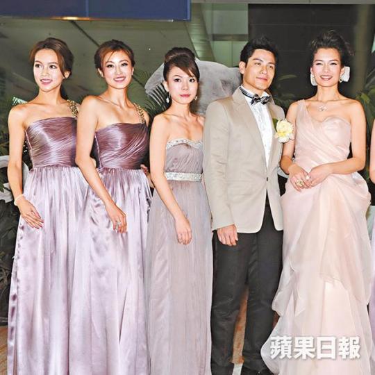 傅嘉莉(左)在呂慧儀和黃文廸婚禮上任姊妹。近半年呂慧儀社交網頻見張景淳(右),二人之前更捧伊健個唱場。 傅嘉莉(左)在呂慧儀和黃文廸婚禮上任姊妹。近半年呂慧儀社交網頻見張景淳(右),二人之前更捧伊健個唱場。