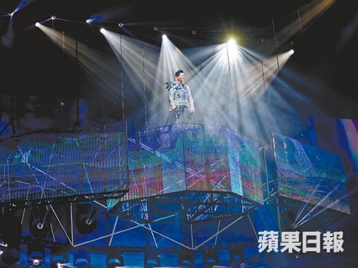 東東站於兩層樓高的空中吊台揭幕。東東的太空戰士造型閃爆全場。昨晚開唱不久,東東便與歌迷大合唱。東東老婆(右)和女兒在台下欣賞。 東東站於兩層樓高的空中吊台揭幕。東東的太空戰士造型閃爆全場。昨晚開唱不久,東東便與歌迷大合唱。東東老婆(右)和女兒在台下欣賞。