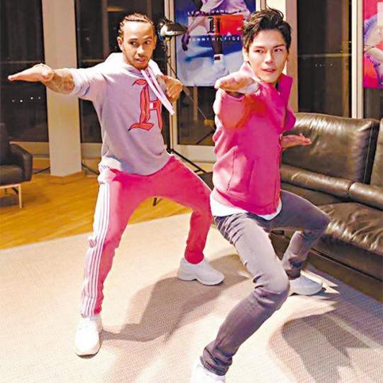向佐(右)在柏林出席活動時,教賽車手咸姆頓蛇形拳。 向佐(右)在柏林出席活動時,教賽車手咸姆頓蛇形拳。