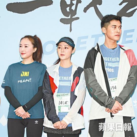 陳家樂和緋聞女友陳瀅同場,在台上時要衛詩雅(中)做電燈膽。 陳家樂和緋聞女友陳瀅同場,在台上時要衛詩雅(中)做電燈膽。