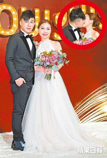 魔術師甄澤權昨晚在婚宴上和太太李綺嘉咀嘴,並表示已準備好隨時生B。吳若希和老公Alex戥一對新人高興。陳嘉寶蹺實老公恩愛到場。楊洛婷和老公Tim也有送上祝福。甄澤權接新娘時答錯問題,累兄弟團受罰食wasabi。互聯網圖片 魔術師甄澤權昨晚在婚宴上和太太李綺嘉咀嘴,並表示已準備好隨時生B。吳若希和老公Alex戥一對新人高興。陳嘉寶蹺實老公恩愛到場。楊洛婷和老公Tim也有送上祝福。甄澤權接新娘時答錯問題,累兄弟團受罰食wasabi。互聯網圖片