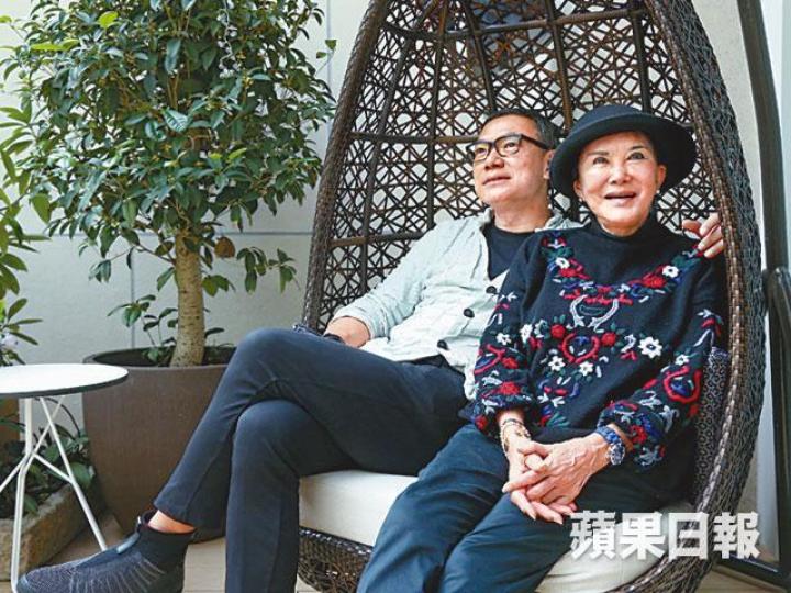 白韻琹和謝偉俊相識相知30年,二人早前受訪互笑互窒,相當溫馨。提起種種往事,白姐姐自覺總是令謝偉俊獨自一個人承受,真誠向對方道歉。白姐姐01年捲入稅務官非被判入獄,重獲自由後舉行晚宴。資料圖片99年謝偉俊拍疑似裸照掀起風波,白姐姐自責當年「睇戲咁睇」。資料圖片 白韻琹和謝偉俊相識相知30年,二人早前受訪互笑互窒,相當溫馨。提起種種往事,白姐姐自覺總是令謝偉俊獨自一個人承受,真誠向對方道歉。白姐姐01年捲入稅務官非被判入獄,重獲自由後舉行晚宴。資料圖片99年謝偉俊拍疑似裸照掀起風波,白姐姐自責當年「睇戲咁睇」。資料圖片