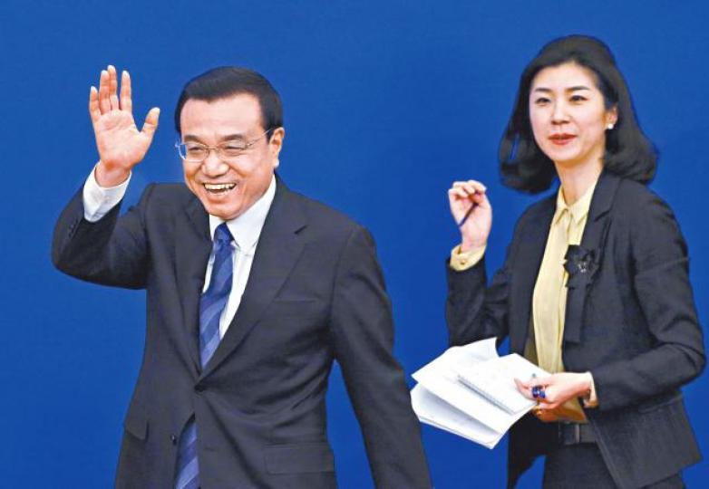 溫家寶退下後,首席繙譯張璐為總理李克強繙譯。資料圖片 溫家寶退下後,首席繙譯張璐為總理李克強繙譯。資料圖片