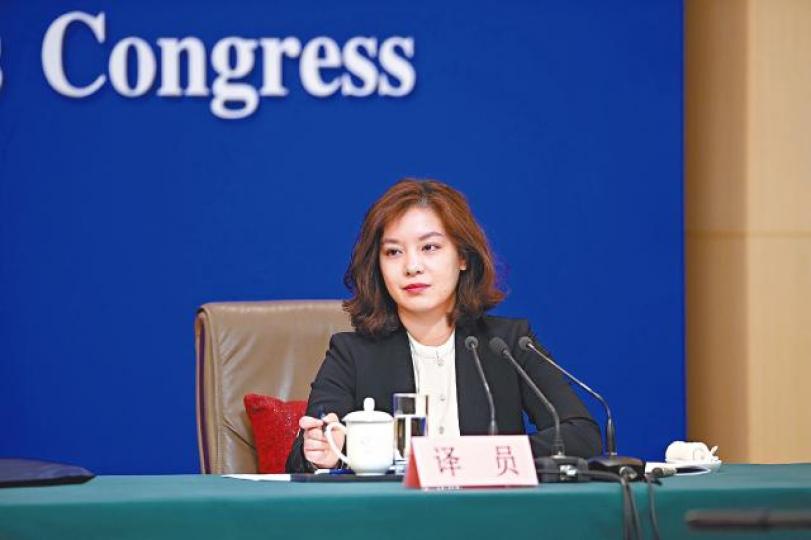 有「小趙薇」之稱的外交部繙譯張京亮相兩會記者會。錢歆藝姚夢瑤 有「小趙薇」之稱的外交部繙譯張京亮相兩會記者會。錢歆藝姚夢瑤