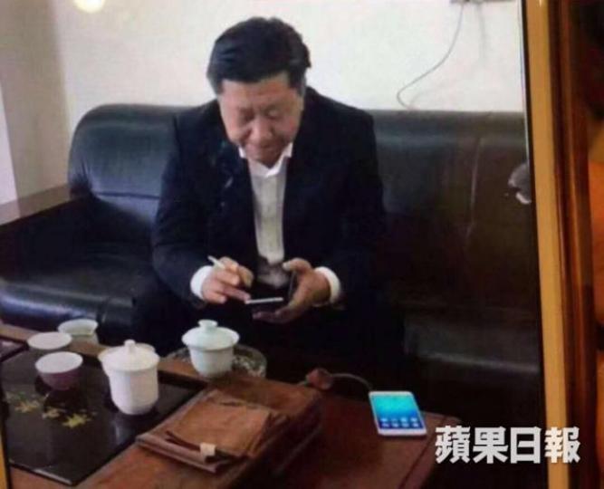 《成報》老闆谷卓恒,早前在twitter張貼疑似習近平煲煙玩手機的相,原來相片中人,只是與習主席人有相似的商人李君華。互聯網圖片 《成報》老闆谷卓恒,早前在twitter張貼疑似習近平煲煙玩手機的相,原來相片中人,只是與習主席人有相似的商人李君華。互聯網圖片