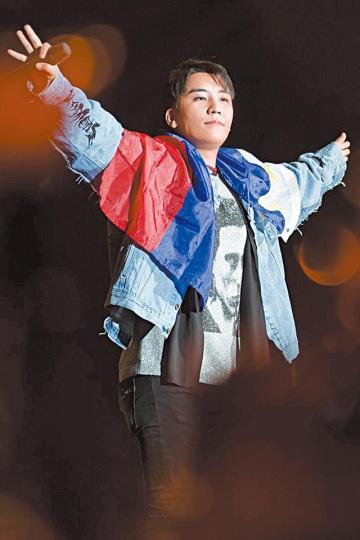BIGBANG成員勝利所投資的夜店Burning Sun是非不斷,勝利早前已宣佈入伍避風頭,無奈仍難逃厄運。BIGBANG成員在17年1月趁入伍前來港演出,或成為BIGBANG最後一次齊人在港開騷。資料圖片【拉女入房】從夜店的CCTV看到,有女子被強行拉入VIP房。互聯網圖片【集體毆打】Burning Sun連串事件爆發,源於1月爆出受害人被保安在門前毆打。資料圖片鄭俊英(左)及崔鐘訓(右)與勝利感情要好,被指是聊天室內另外兩位藝人。互聯網圖片大成(左)、太陽(右)曾在入伍前着勝利不要搞事。互聯 BIGBANG成員勝利所投資的夜店Burning Sun是非不斷,勝利早前已宣佈入伍避風頭,無奈仍難逃厄運。BIGBANG成員在17年1月趁入伍前來港演出,或成為BIGBANG最後一次齊人在港開騷。資料圖片【拉女入房】從夜店的CCTV看到,有女子被強行拉入VIP房。互聯網圖片【集體毆打】Burning Sun連串事件爆發,源於1月爆出受害人被保安在門前毆打。資料圖片鄭俊英(左)及崔鐘訓(右)與勝利感情要好,被指是聊天室內另外兩位藝人。互聯網圖片大成(左)、太陽(右)曾在入伍前着勝利不要搞事。互聯
