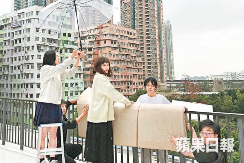 超儀早前在觀塘為日本新片《二人小町》拍攝。超儀(右)大讚曾根剛(左)對捕捉演員表情,相當敏銳。 超儀早前在觀塘為日本新片《二人小町》拍攝。超儀(右)大讚曾根剛(左)對捕捉演員表情,相當敏銳。