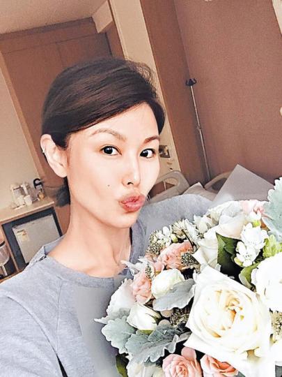 何嘉莉前日貼出老公送花照晒幸福。互聯網圖片何嘉莉上載三子女剛出生的BB照作對比。互聯網圖片 何嘉莉前日貼出老公送花照晒幸福。互聯網圖片何嘉莉上載三子女剛出生的BB照作對比。互聯網圖片