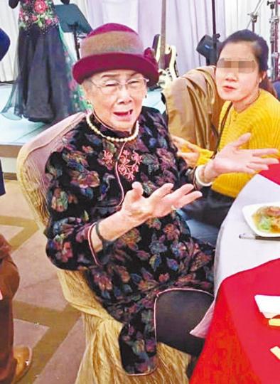 95歲的梅媽前晚穿上旗袍,一身貴氣在尖沙嘴擺壽宴。互聯網圖片梅媽慶祝生日,收到不少金桃和金觀音做禮物。互聯網圖片 95歲的梅媽前晚穿上旗袍,一身貴氣在尖沙嘴擺壽宴。互聯網圖片梅媽慶祝生日,收到不少金桃和金觀音做禮物。互聯網圖片