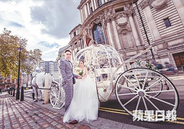 沈卓盈與夫婿在南瓜車前影婚照，十足童話裏的公主及王子。沈卓盈的婚照以巴黎鐵塔作為背景，十分浪漫。穿上低胸婚紗的沈卓盈，美好的身段表露無遺。讀者羅小姐向《蘋果》報料稱沈卓盈已在布吉結婚。讀者提供圖片