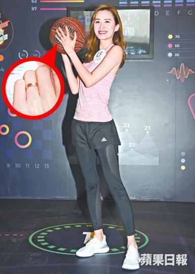 沈卓盈被揭婚訊後昨日首次出席活動,左手無名指更戴上婚戒(小圖)。沈卓盈透露婚禮當日有接新娘環節,她手戴六對龍鳳沈卓盈表示在婚禮上讀結婚誓詞時,感動得哭了起來。沈卓盈直認在倫敦大笨鐘拍攝的婚照,經攝影師執相後才與現址實景有所不同。 沈卓盈被揭婚訊後昨日首次出席活動,左手無名指更戴上婚戒(小圖)。沈卓盈透露婚禮當日有接新娘環節,她手戴六對龍鳳沈卓盈表示在婚禮上讀結婚誓詞時,感動得哭了起來。沈卓盈直認在倫敦大笨鐘拍攝的婚照,經攝影師執相後才與現址實景有所不同。