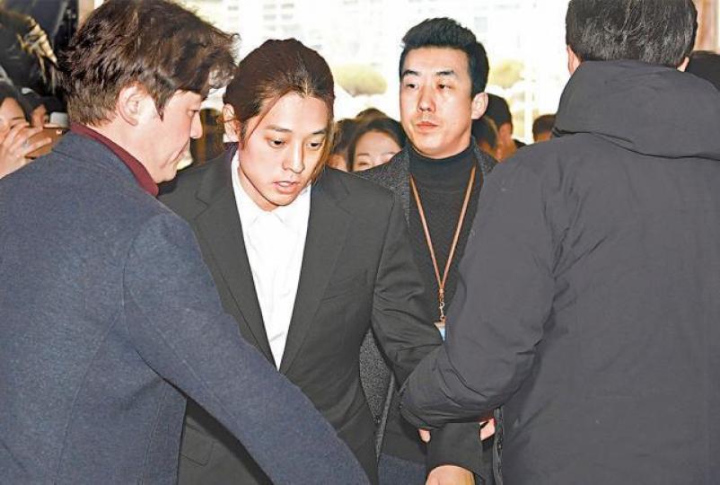 鄭俊英因涉嫌偷拍淫片，昨早首次接受警方調查。互聯網圖片勝利昨日再次到警署，就涉及性招待海外投資者一案接受調查。GD（中）和YG老闆楊賢碩（左）去年曾到濟州主持GD cafe開幕儀式。資料圖片鄭俊英（左）現身時場面一度混亂，被逼到一角。逾百傳媒昨日在首爾地方警察廳外採訪勝利（箭嘴示）。朴寒星的劉姓丈夫（右）是勝利的生意拍檔，昨日也有接受調查。GD花了不少心機佈置cafe。資料圖片
