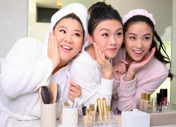 三位女神欣宜（Joyce）、楊文蔚和劉穎鏇為了拍攝Estée Lauder Double Wear的《三個女人和浴室》首次合作。早前Joyce更親臨位於尖沙嘴海港城的Double Wear DON’T甩粉底活動。Joyce即場以iMatch測試膚色，並試玩自動粉底體驗機，在眾多的粉底色調中挑選出最適合自己的色調。