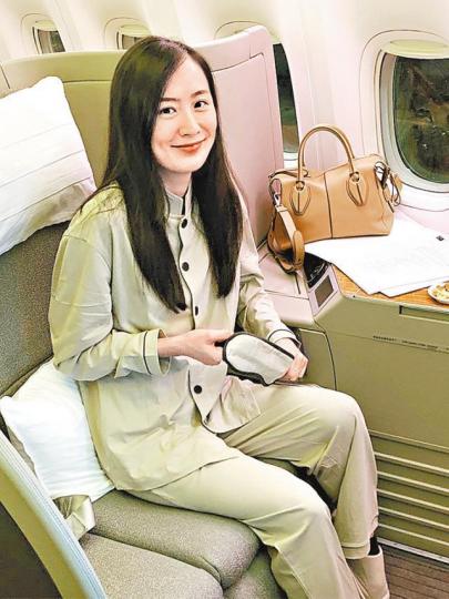 法拉不時香港、美國兩邊走，最近更接拍HBO劇集。互聯網圖片曉格蘭特及妮歌潔曼在《The Undoing》中飾演夫婦。互聯網圖片法拉昨日貼出街頭相，相信是為迷你劇開工。互聯網圖片在美國展開演員生活的法拉，昨日上載在休息車內的片段。互聯網圖片