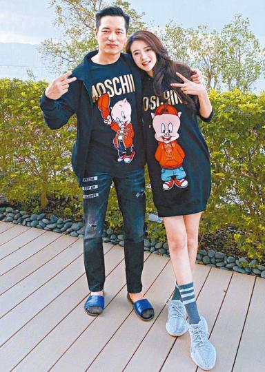 台灣女星安以軒與百億老公結婚兩周年宣佈陀B，變身豬拔拔和豬麻麻。微博圖片安以軒揀選豬仔款衞衣，似暗示寶寶性別。安以軒在微博展示一家三口帽子跟BB鞋。