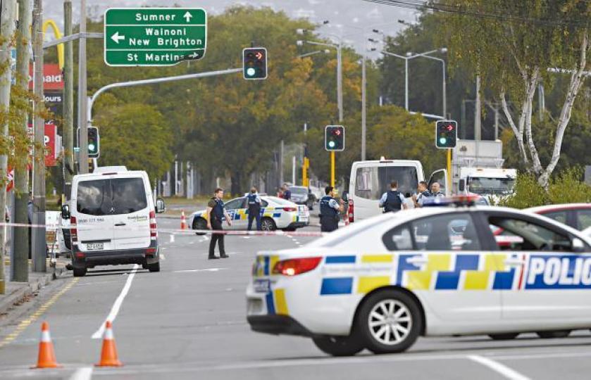 警方封鎖林伍德清真寺附近道路。美聯社 警方封鎖林伍德清真寺附近道路。美聯社