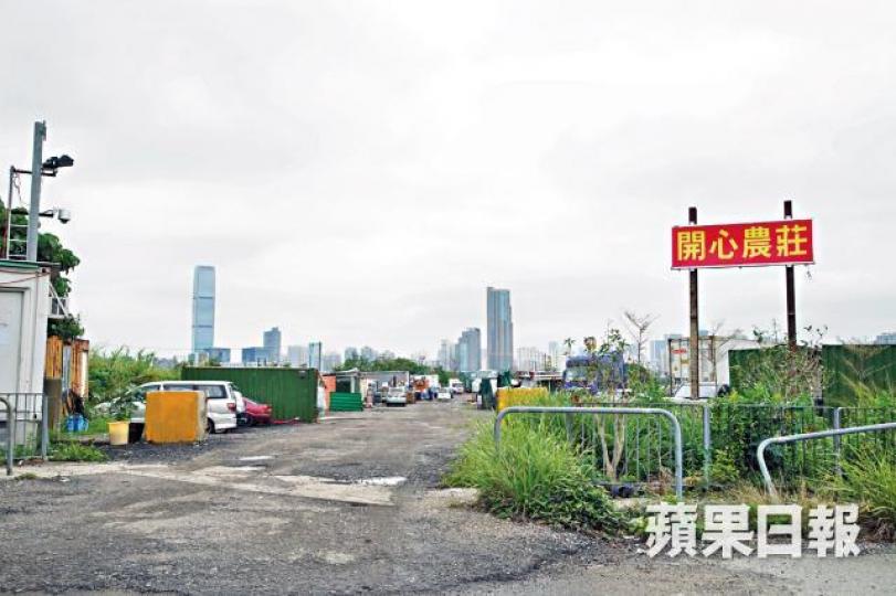 涉事魚塘位於新田惇裕路,該處掛上「開心農莊」牌,惟場內為非法露天貨倉。 涉事魚塘位於新田惇裕路,該處掛上「開心農莊」牌,惟場內為非法露天貨倉。