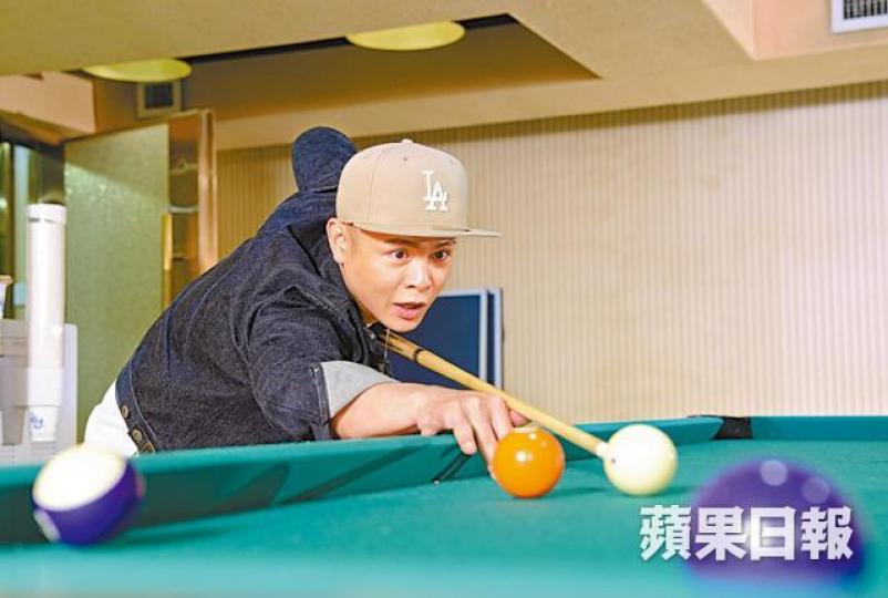 側田以桌球比喻人生，覺得同樣講求risk and return，成名總要付出代價。側田曾參演內地綜藝節目《歌手2017》，最終以第四名挑戰成功。電視截圖側田11年離開香港前在紅館舉辦音樂會，更落台擁抱黃柏高（小圖），感激對方提攜。資料圖片
