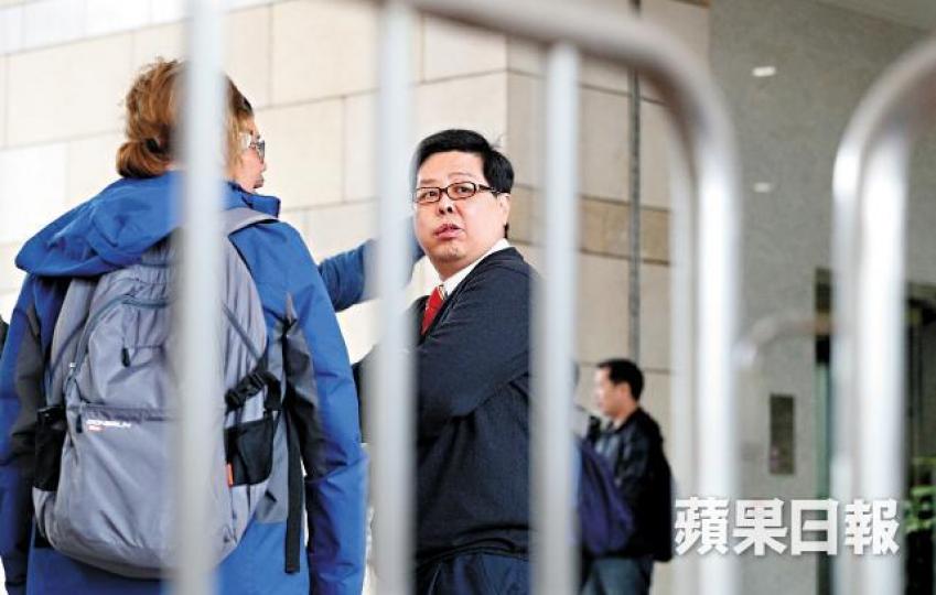 林子健被判罪成後,在西九龍裁判法院外高叫「結束一黨專政」。張志華攝 林子健被判罪成後,在西九龍裁判法院外高叫「結束一黨專政」。張志華攝