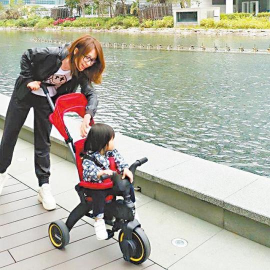 鄺文珣經常帶囡囡到公園享受親子樂。互聯網圖片鄺文珣視囡囡為掌上明珠,指她性格外向愛上街。互聯網圖片 鄺文珣經常帶囡囡到公園享受親子樂。互聯網圖片鄺文珣視囡囡為掌上明珠,指她性格外向愛上街。互聯網圖片